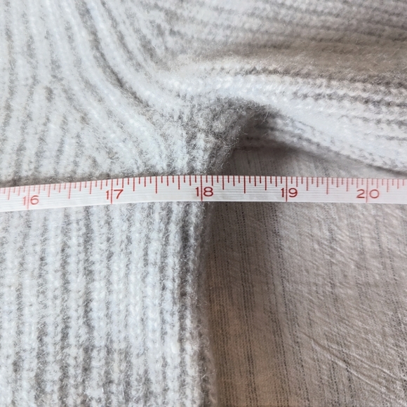 *HALOGEN* V-Neck 100% Cashmere Sweater w/ Side Slit Tie Heather Gray, Medium EUC - Picture 6 of 11